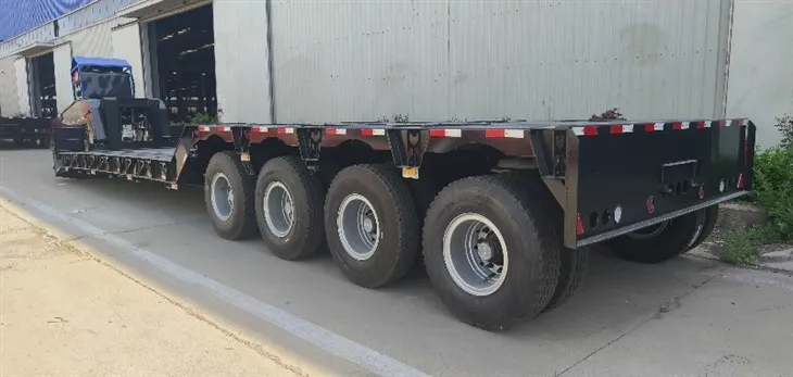 Neliakselinen matalarunkoinen kuljetuspuoliperävaunu